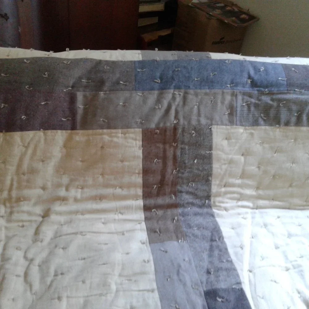 Hand Crafted Reversable Wool Blend & Flannel Farm House, Queen size, Quilt - Picture 14 of 16